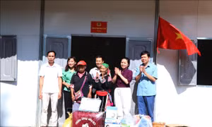Dựng nhà mới cho đôi vợ chồng người Mông hơn 100 tuổi, có hoàn cảnh khó khăn