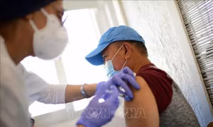 Vaccine giúp giảm mạnh nguy cơ mắc các triệu chứng hậu COVID-19 