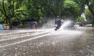 Mưa to đến rất to ở Bắc Bộ do ảnh hưởng của rãnh áp thấp