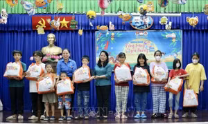 Trung Thu ấm áp  cho trẻ thiệt thòi 