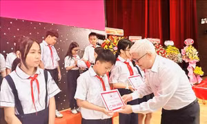 Bình Dương: Trao học bổng cho trên 1.000 học sinh có hoàn cảnh khó khăn