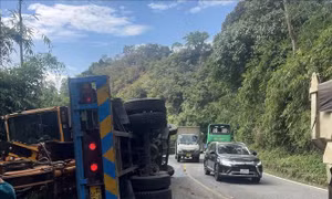 Đã thông đường sau vụ xe đầu kéo lật ngang trên đèo Bảo Lộc