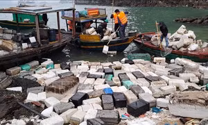Thu gom rác thải, đảm bảo mỹ quan, môi trường trên Vịnh Hạ Long
