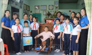 Địa chỉ đỏ gắn kết Mẹ Việt Nam Anh hùng với thế hệ trẻ