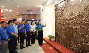 Khánh thành bức phù điêu tác phẩm 'Bài ca chiến thắng'