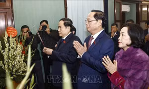 Chủ tịch Quốc hội Trần Thanh Mẫn dâng hương tưởng nhớ Chủ tịch Hồ Chí Minh tại Nhà 67