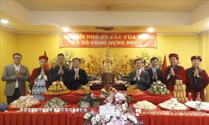 Kiều bào tại Nga tỏ lòng thành kính, tưởng nhớ các Vua Hùng