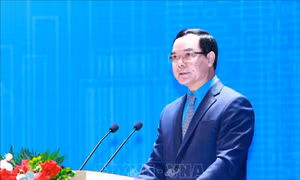 Chủ tịch Tổng Liên đoàn Lao động Việt Nam thăm, tặng quà công nhân môi trường Thủ đô