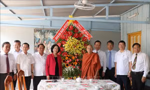 Trưởng ban Dân vận Trung ương thăm và chúc mừng lễ Phật đản tại Cần Thơ