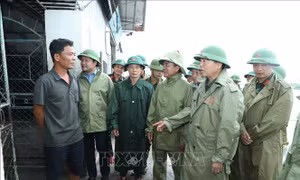 Phó Thủ tướng Trần Hồng Hà kiểm tra công tác ứng phó bão số 10 tại Nghệ An