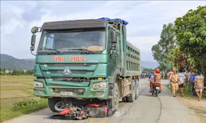 Xe máy bị cuốn vào gầm đầu xe tải làm hai mẹ con thương vong 