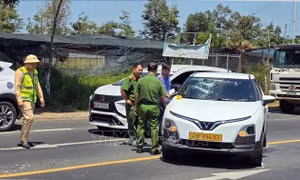 Tạm giữ khẩn cấp đối tượng đập phá xe taxi do mâu thuẫn gia đình
