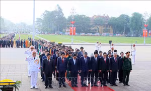 Lãnh đạo Đảng, Nhà nước, đại biểu Quốc hội đặt vòng hoa và vào Lăng viếng Bác