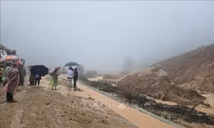 Cảnh sát giao thông Lâm Đồng tham gia cứu hộ vụ sạt lở đèo Khánh Lê