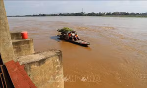 Trạm bơm xã Bản Nguyên có nguy cơ sụp đổ xuống sông Thao