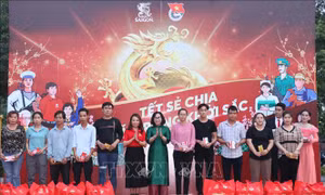 Chương trình Tết sẻ chia với công nhân lao động khó khăn tại Vĩnh Long
