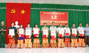 Tặng cờ Tổ quốc và ảnh Bác Hồ cho ngư dân vùng biên giới biển tỉnh Sóc Trăng