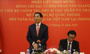 Bộ trưởng Quốc phòng Phan Văn Giang thăm Đại sứ quán Việt Nam tại Indonesia