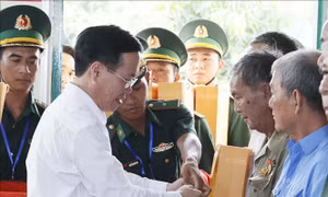 Chủ tịch nước thăm, chúc Tết quân và dân khu vực Cửa khẩu quốc tế Hà Tiên