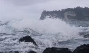 Bão Kay mạnh lên, gây gián đoạn vận tải hàng không tại Mexico