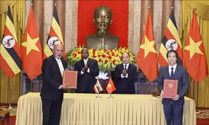 Chủ tịch nước Nguyễn Xuân Phúc và Tổng thống Uganda chứng kiến lễ ký các văn kiện hợp tác 