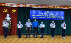 Trao học bổng Tôn Đức Thắng cho con người lao động vượt khó học giỏi