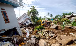 Indonesia giải cứu bé trai 6 tuổi sau 2 ngày mắc kẹt dưới đống đổ nát do động đất