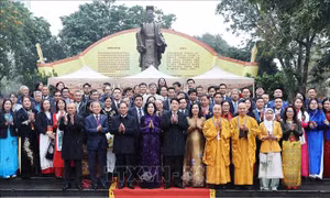 Chủ tịch nước cùng đại biểu kiều bào dâng hương tại Tượng đài Lý Thái Tổ 
