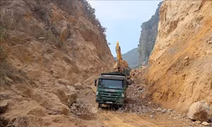 Dự án kè xử lý sạt lở thi công 'ì ạch', ảnh hưởng tới cuộc sống người dân