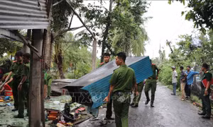 Dông lốc làm sập, tốc mái nhiều căn nhà tại Hậu Giang