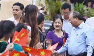 Thủ tướng Nguyễn Xuân Phúc đánh trống khai giảng năm học mới tại Kon Tum