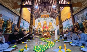 Lễ thắp nến cầu nguyện cho đồng bào vùng bão lũ tại Lào