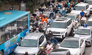 Người dân đồng loạt trở về Hà Nội sau nghỉ lễ, cửa ngõ Thủ đô đông kín