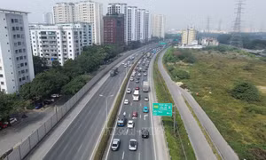 Cảnh sát giao thông hỗ trợ khẩn cấp lái xe gặp sự cố sức khỏe trên cao tốc