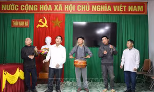 Rộn rã thanh âm sắc bùa đầu Xuân ở làng biển Hà Tĩnh