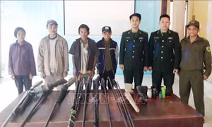 Người dân ở Minh Hoá tự nguyện giao nộp 13 súng tự chế