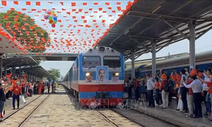 Hân hoan đón Đoàn tàu Thống Nhất trong ngày Đại lễ 30/4
