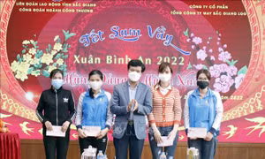 Chăm lo Tết cho 'người về, người ở'