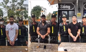 Bắt nhóm người nước ngoài sử dụng tiền USD giả
