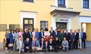 Trang trọng lễ dâng hoa tưởng niệm Bác Hồ tại Cộng hòa Séc
