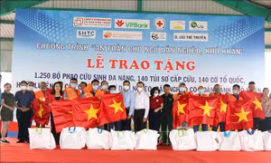 Tặng cờ, phao cứu sinh đa năng cho ngư dân Bình Thuận