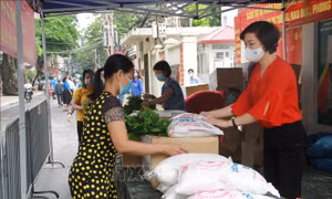 Những tấm lòng sẻ chia với người dân xóm trọ Phúc Xá giữa đại dịch COVID-19