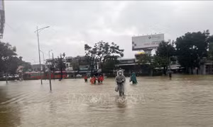 Lực lượng Công an và các nhà hảo tâm hỗ trợ người dân vùng bão lũ tại Huế