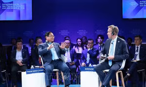 Thủ tướng dự Phiên đối thoại chính sách với Chủ tịch kiêm Tổng giám đốc điều hành WEF