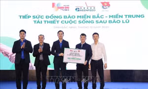Thiết thực hỗ trợ người dân vùng lũ khắc phục hậu quả thiên tai