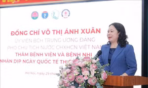 Phó Chủ tịch nước Võ Thị Ánh Xuân thăm, tặng quà bệnh nhi tại Bệnh viện Phổi Trung ương