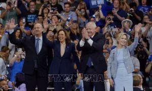 Bộ đôi Kamala Harris - Tim Walz vận động tranh cử ở Michigan và Wisconsin