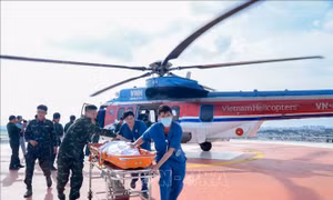 Đưa hai bệnh nhân nặng từ Trường Sa về đất liền điều trị
