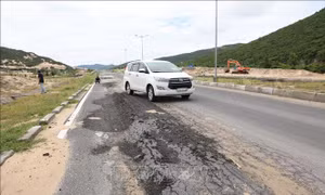 Tuyến đường tại Khu công nghiệp Vân Phong mới làm đã xuống cấp