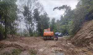 Nỗ lực thông tuyến giao thông do sạt lở tại Bát Xát
